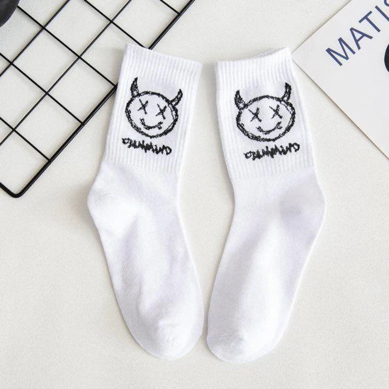 Anime Teufel Grimasse Harajuku Schwarz Weiß Graffiti Männer Frauen Socken