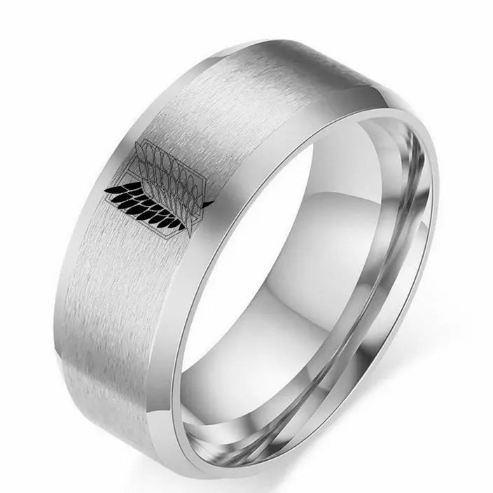 Attack on Titan Ring aus Edelstahl mit schwarzer Splitterfarbe und Freiheitsflagge
