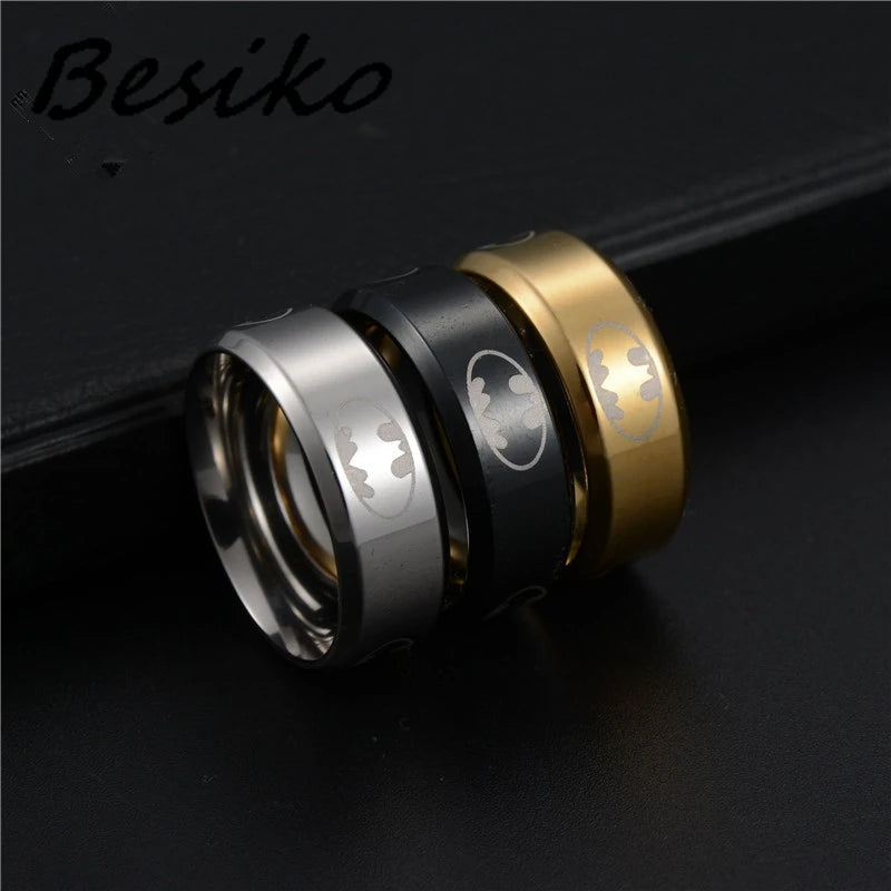 Besiko 8 mm Fledermaus-Logo-Anime-Ringe – Schwarzer Edelstahlschmuck für Männer und Frauen
