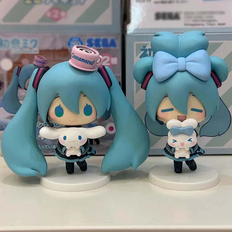 Hatsune Miku x Cinnamoroll Q-Version Anime-Figur – Kawaii PVC-Sammelmodell, Spielzeug und Schreibtisch-Dekoration als Geschenk