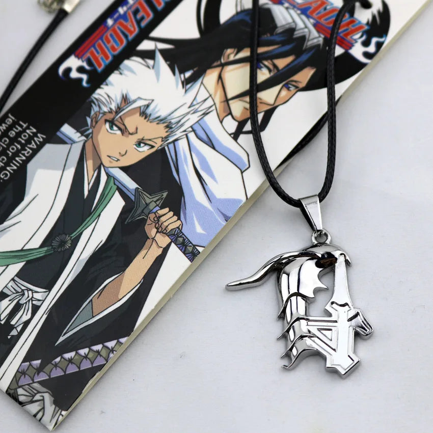 Anime Bleach Ulquiorra Cifer Maske Anhänger Halskette Kurosaki Ichigo Gebrochene Masken Metall Halsband für Fans Cosplay Geschenk