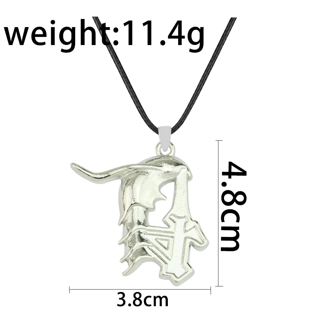 Anime Bleach Ulquiorra Cifer Maske Anhänger Halskette Kurosaki Ichigo Gebrochene Masken Metall Halsband für Fans Cosplay Geschenk