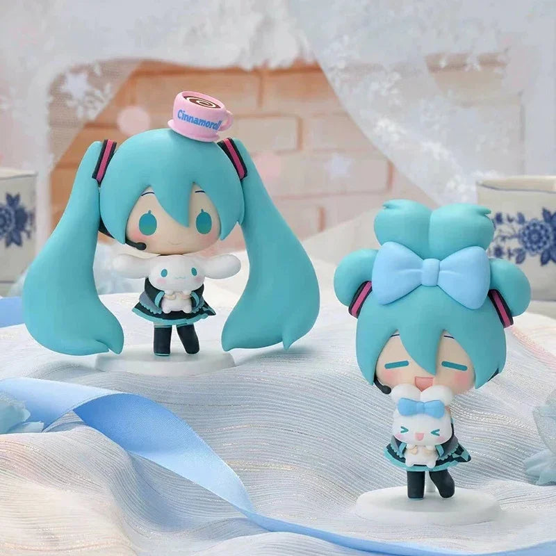 Hatsune Miku x Cinnamoroll Q-Version Anime-Figur – Kawaii PVC-Sammelmodell, Spielzeug und Schreibtisch-Dekoration als Geschenk