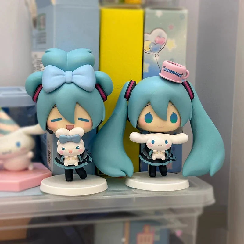 Hatsune Miku x Cinnamoroll Q-Version Anime-Figur – Kawaii PVC-Sammelmodell, Spielzeug und Schreibtisch-Dekoration als Geschenk