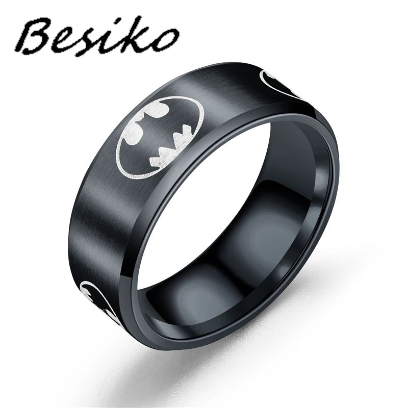 Besiko 8 mm Fledermaus-Logo-Anime-Ringe – Schwarzer Edelstahlschmuck für Männer und Frauen
