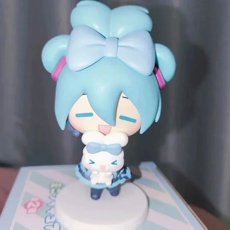 Hatsune Miku x Cinnamoroll Q-Version Anime-Figur – Kawaii PVC-Sammelmodell, Spielzeug und Schreibtisch-Dekoration als Geschenk