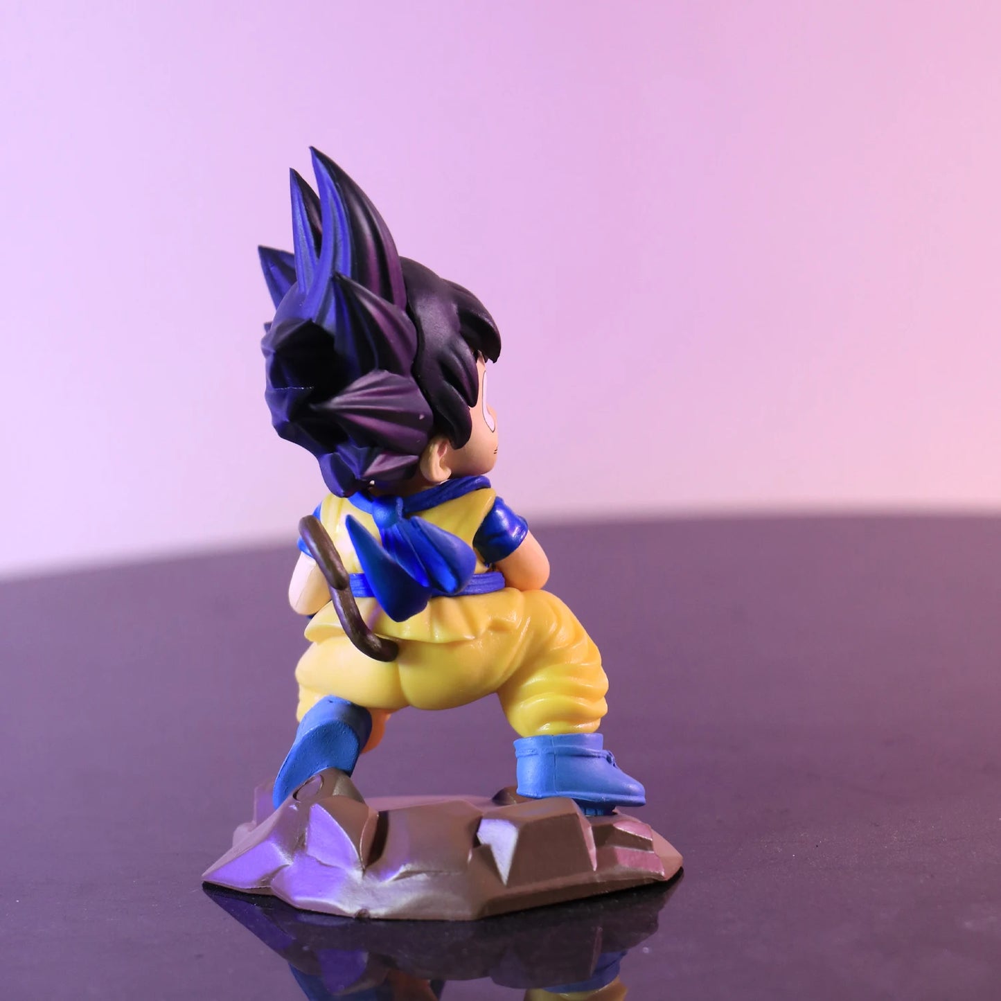 10 cm große Figur aus der Dragon Ball Q-Version – Goku aus der Kindheit hält Poole, PVC-Sammelmodell und dekoratives Geschenkspielzeug