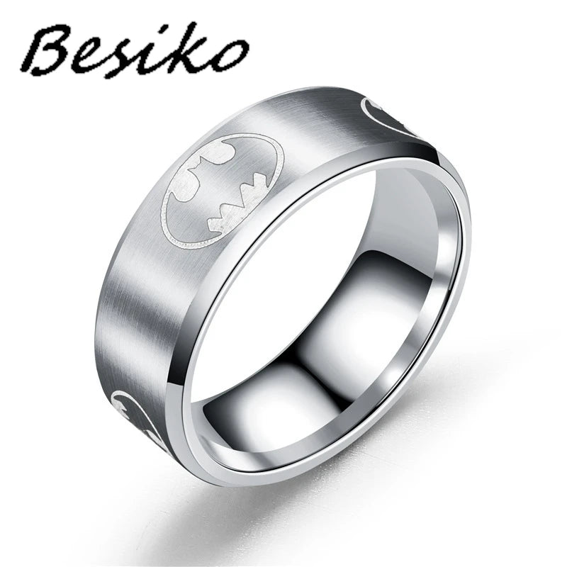 Besiko 8 mm Fledermaus-Logo-Anime-Ringe – Schwarzer Edelstahlschmuck für Männer und Frauen
