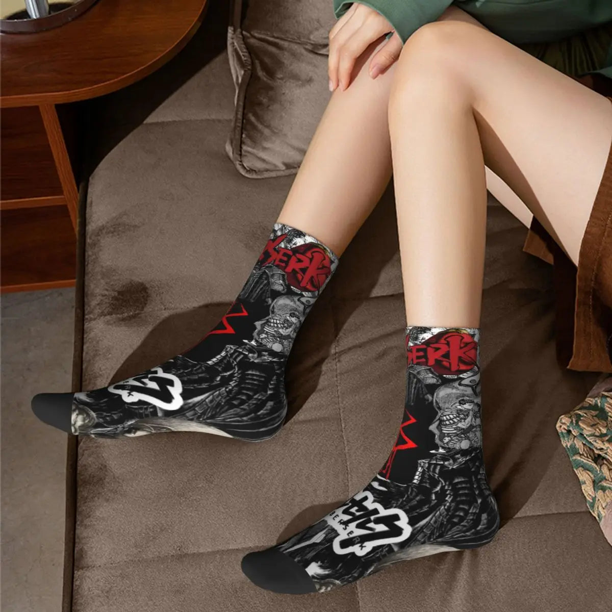 Bunte Berserk Anime-Basketballsocken – Ganzjahres-Baumwoll-Crew, schweißabsorbierendes Design