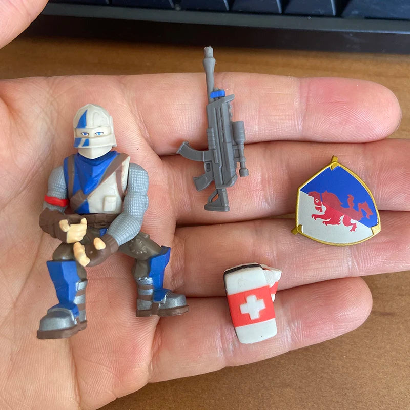 Kaufe 3 und erhalte 1 gratis – Fortnite-Actionfiguren mit Waffen und Werkzeugen (Peely, Skull Trooper, Fishstick, Blackheart)