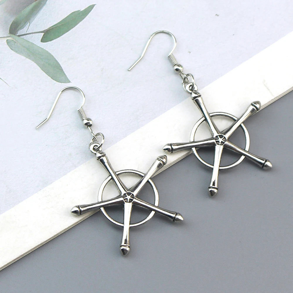 Anime Bleach Ulquiorra Cifer Maske Anhänger Halskette Kurosaki Ichigo Gebrochene Masken Metall Halsband für Fans Cosplay Geschenk