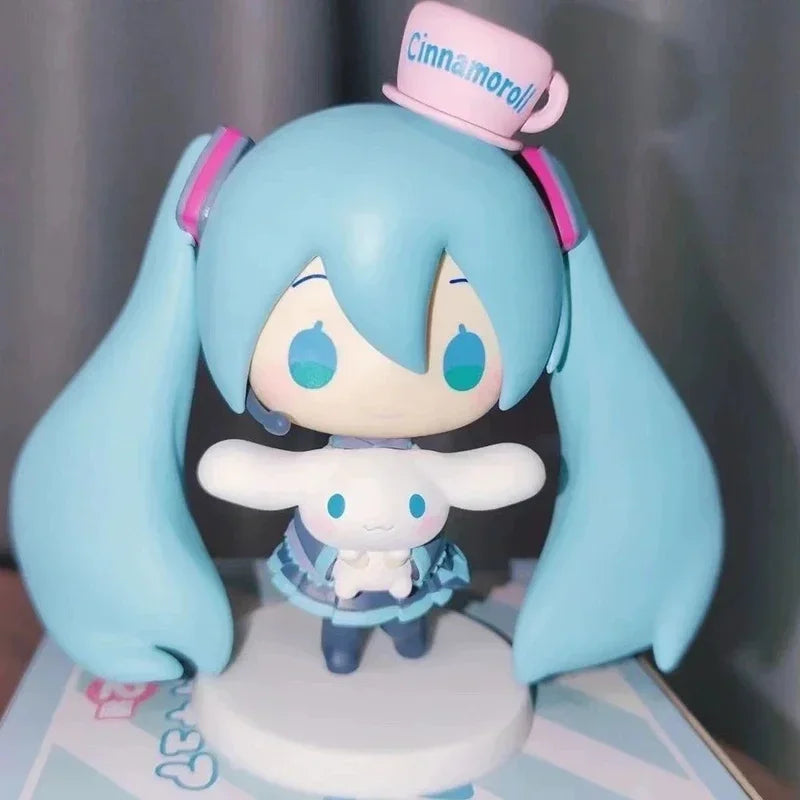 Hatsune Miku x Cinnamoroll Q-Version Anime-Figur – Kawaii PVC-Sammelmodell, Spielzeug und Schreibtisch-Dekoration als Geschenk